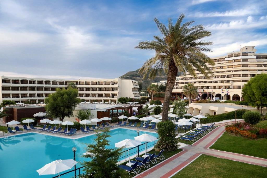 Bazén v ubytování Sol Cosmopolitan Rhodes nebo v jeho okolí