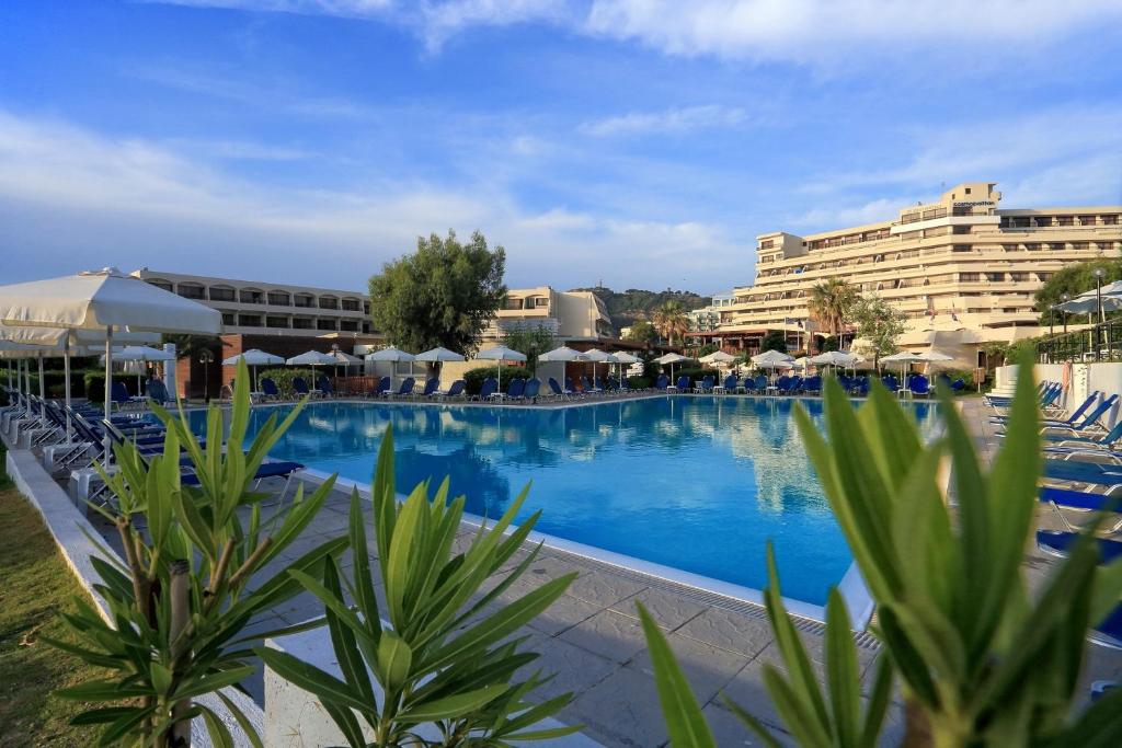 Bazén v ubytování Sol Cosmopolitan Rhodes nebo v jeho okolí