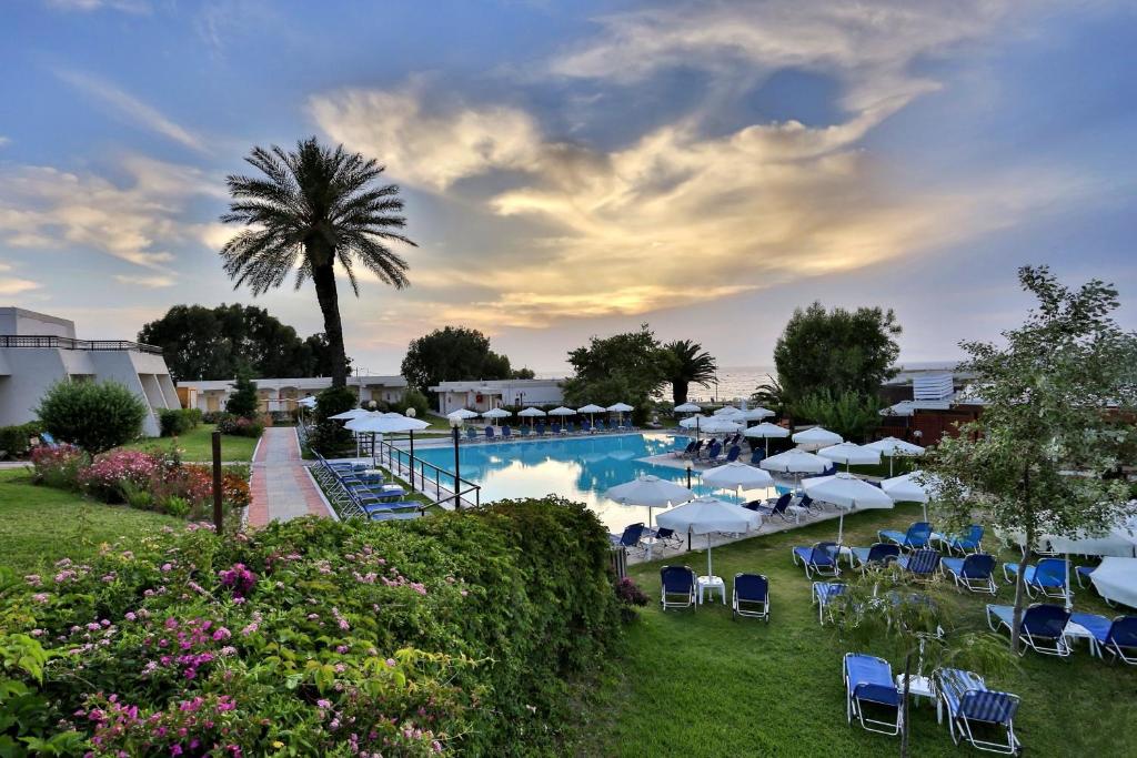 Bazén v ubytování Sol Cosmopolitan Rhodes nebo v jeho okolí