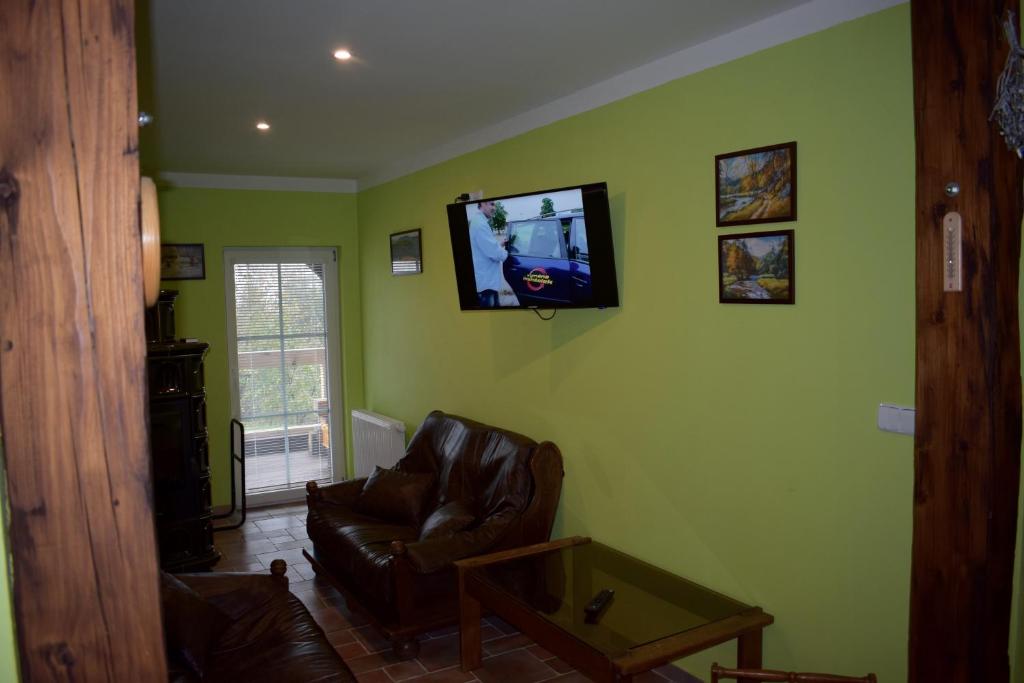 TV a/nebo společenská místnost v ubytování Apartmány pod sjezdovkou