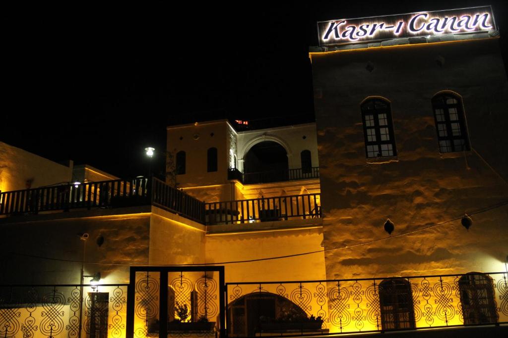 un edificio con un cartello sopra di esso di notte di Kasr-ı Canan a Halfeti
