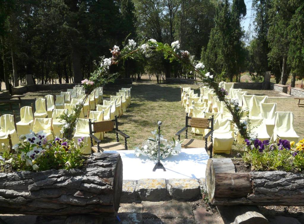 A garden outside Hostal Rural Mas Blanc