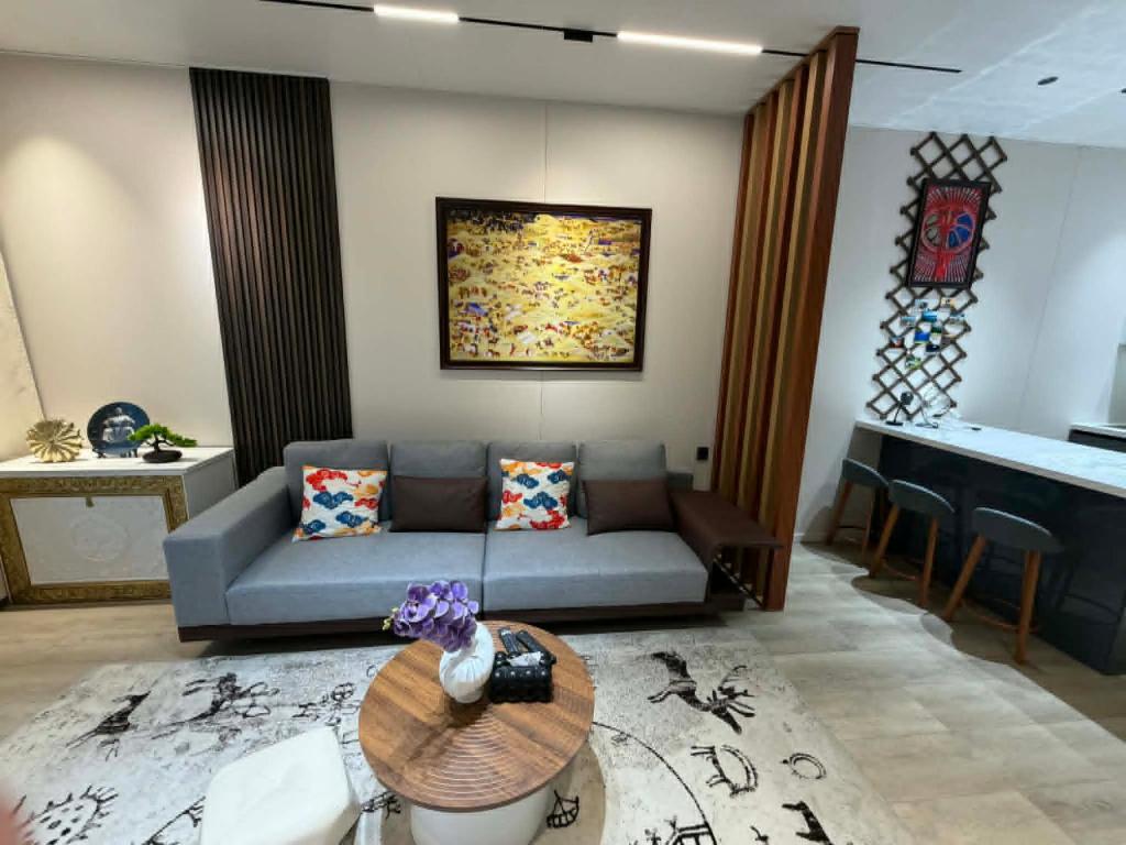 ein Wohnzimmer mit Sofa und Tisch in der Unterkunft shunshig 11 in Ulaanbaatar