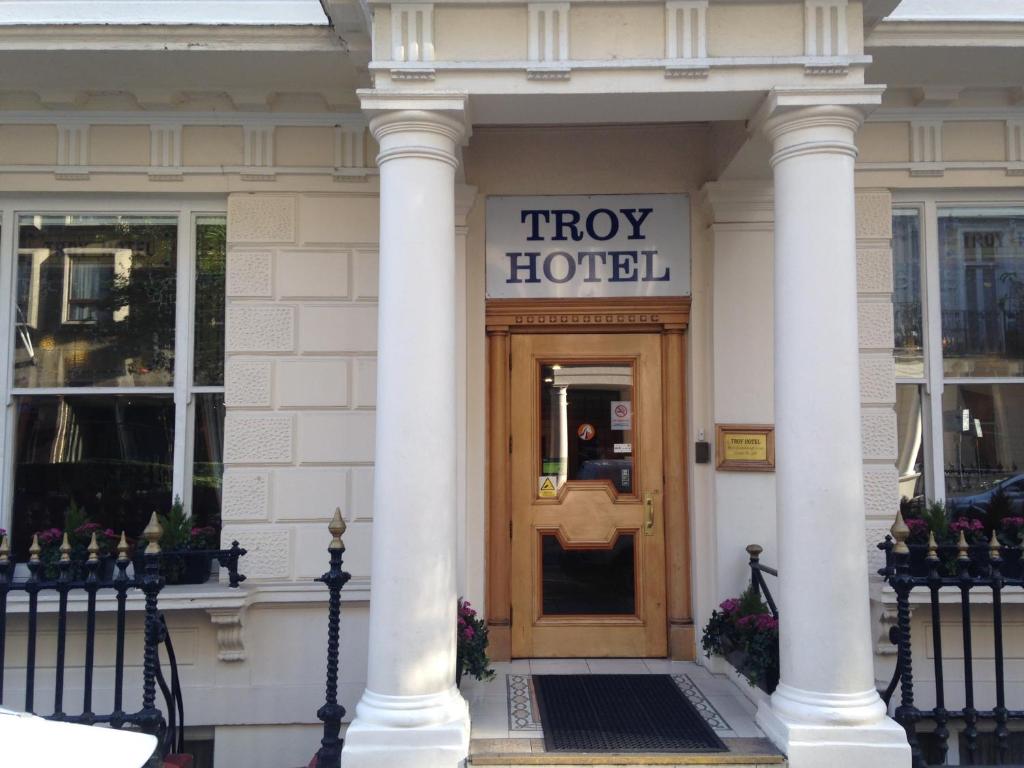 ロンドンにあるトロイ ホテルのホテルの正面玄関(上記の看板付)
