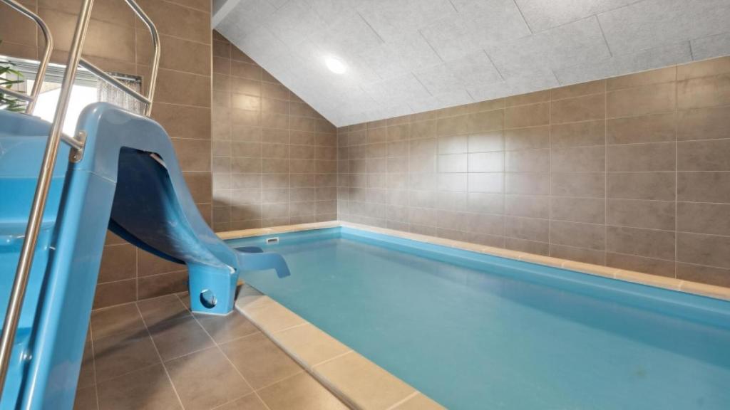 a swimming pool with a slide in a bathroom at Villavilla 591 - Rømø, Sydjylland in Høm
