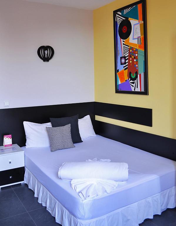 A bed or beds in a room at Art Hotel Simona
