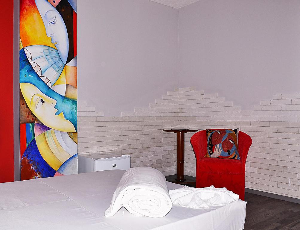 A bed or beds in a room at Art Hotel Simona