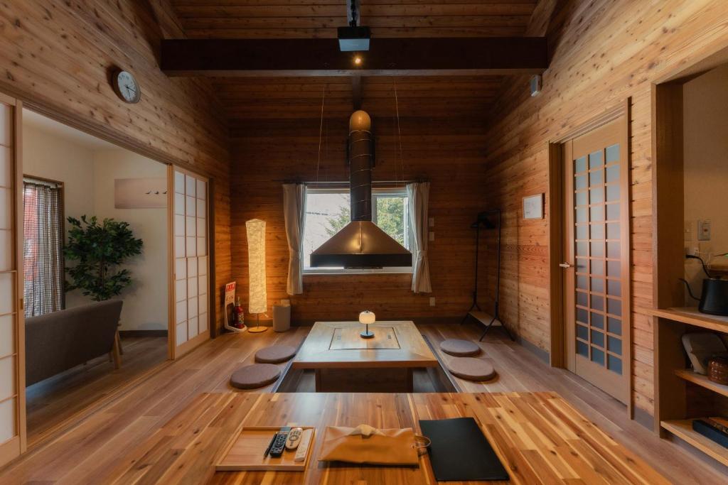 a room with a table and chairs in a room at Shirarutoro Villa in Shibecha