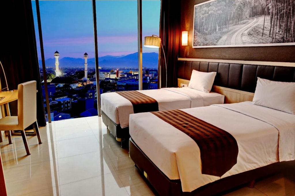 Postel nebo postele na pokoji v ubytování Pasar Baru Square Hotel Bandung