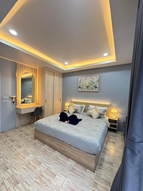 a bedroom with a large bed and a mirror at Primmy house kohtao in Ko Tao