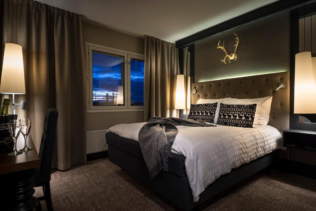 - une chambre avec un grand lit et une fenêtre dans l'établissement Lapland Hotels Tampere, à Tampere