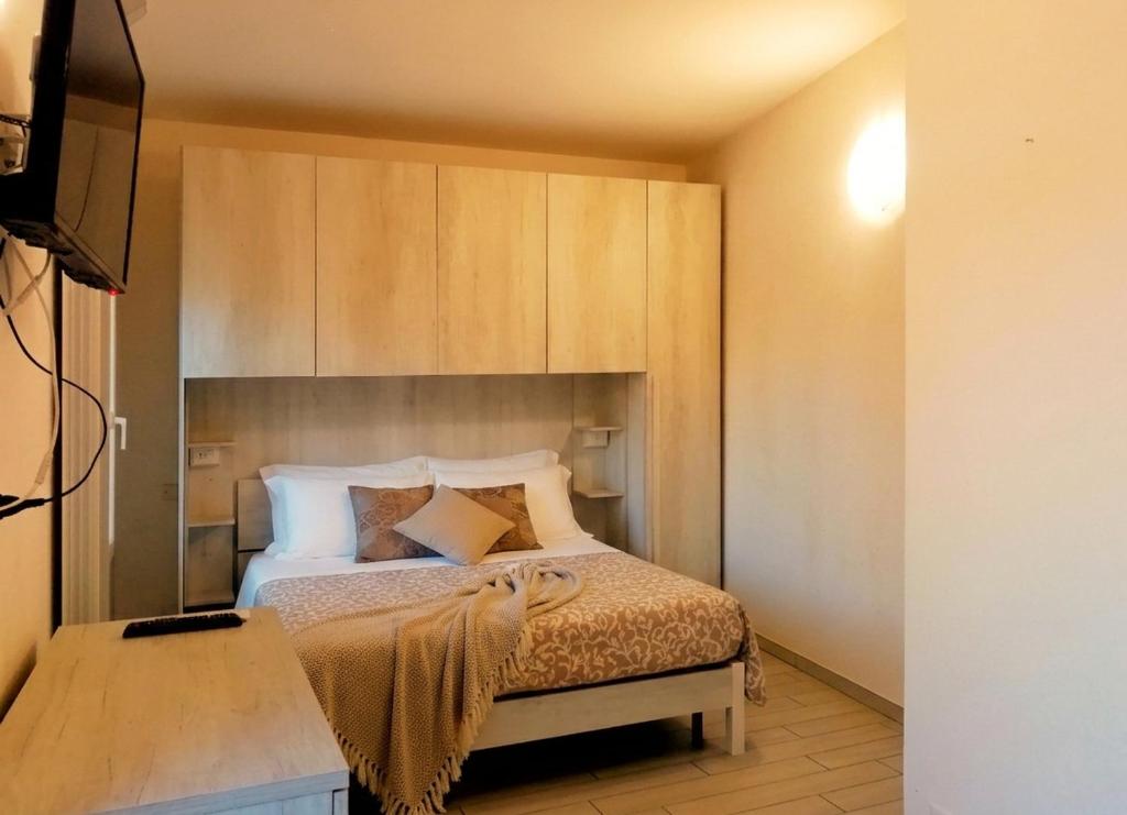 a bedroom with a bed and a tv in it at Il Rifugio delle Valli in Comacchio