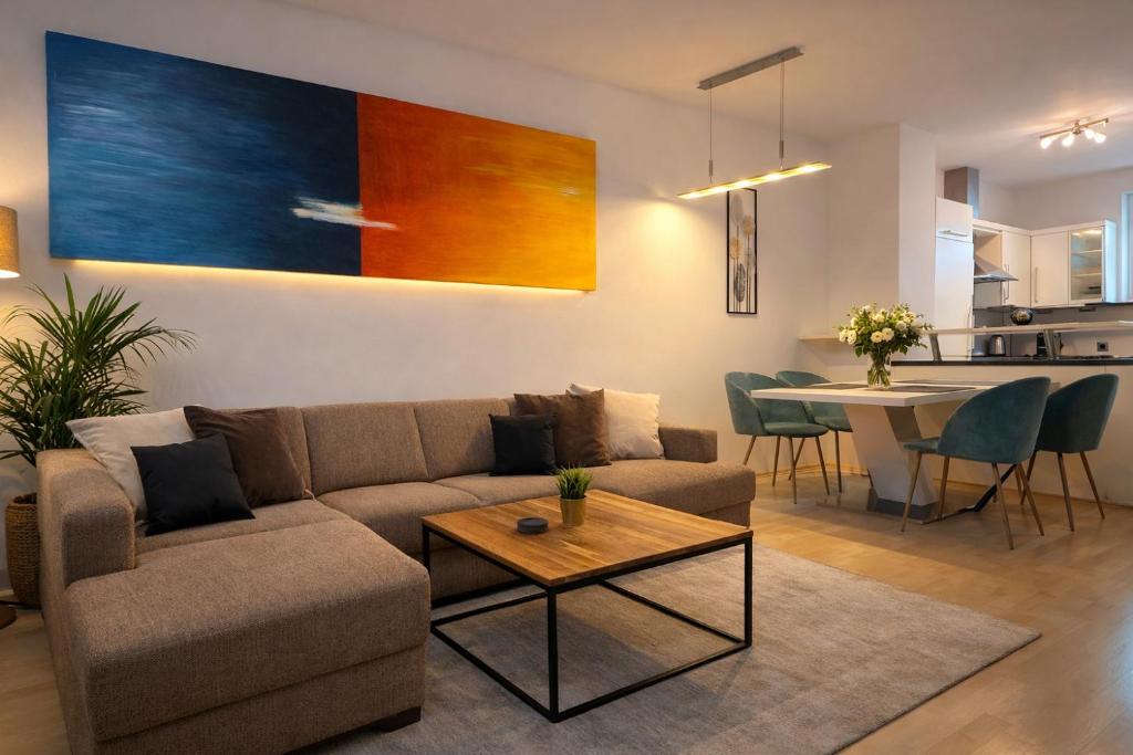 a living room with a couch and a table at City Apartment Linz 3 Zimmer - Klimaanlage, Großes Sofa, Cafe & WLAN, Selfcheckin, Parkplatz, für 5 Gäste in Linz