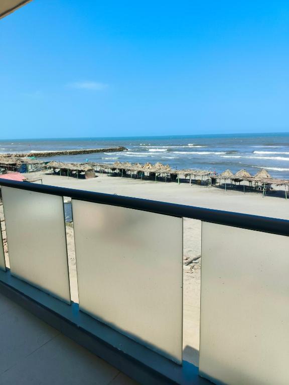 Beachfront · Private Beach Apartamento en frente del mar - Housity