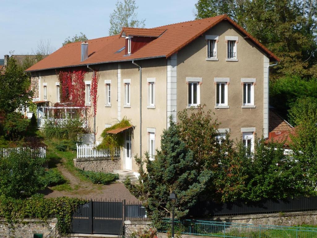 a large house with a red roof at Les chambres noires in Mélisey