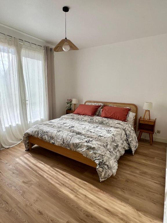 Chambre avec entrée indépendante, SDB privative, piscine et grand garage et proche hyper-centre