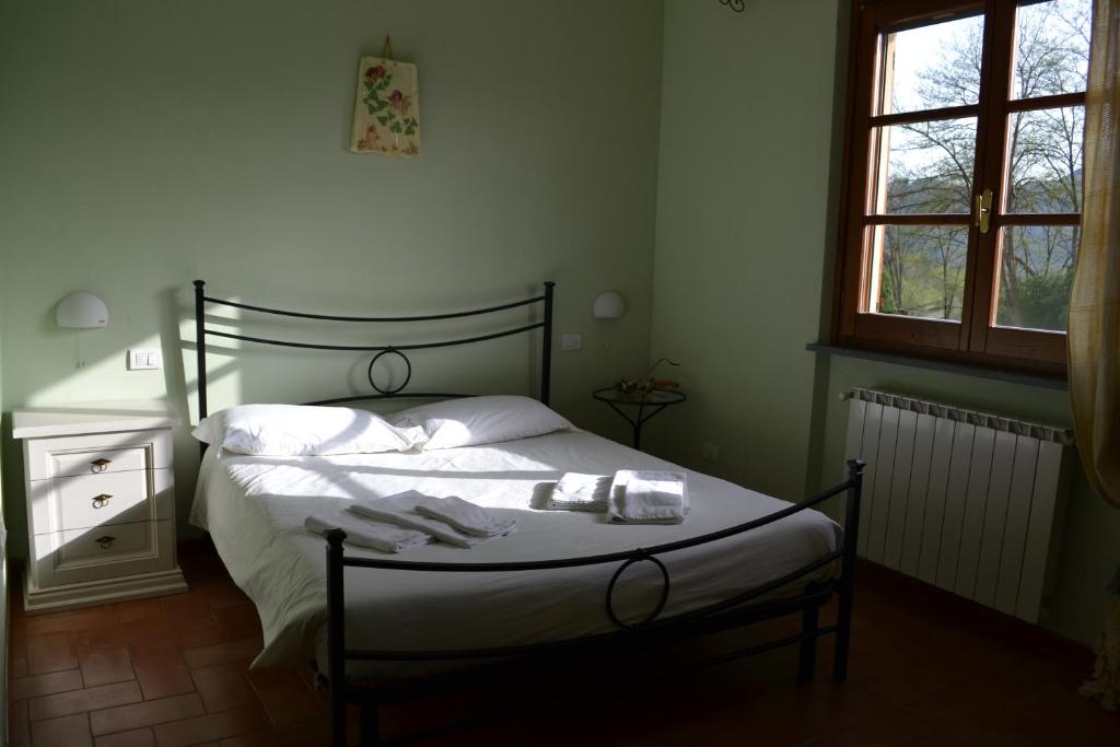 奧拉的住宿－Agriturismo La Selva，一间卧室配有带毛巾的床