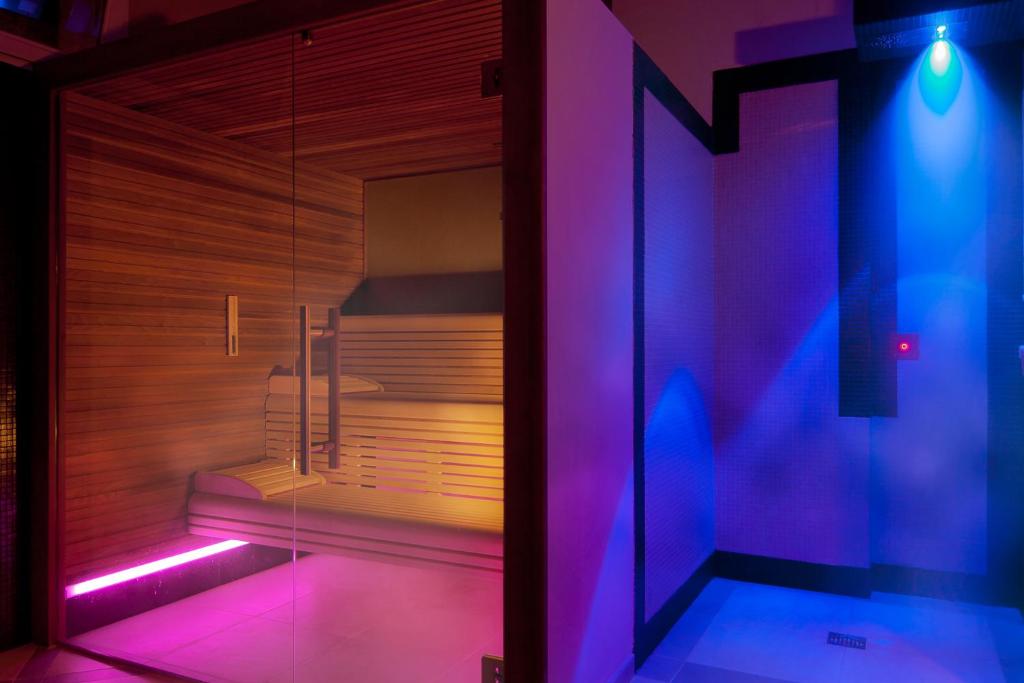 une chambre avec un sauna aux lumières violettes dans l'établissement Hotel Arnolfo & Aqua Laetitia Spa & Beauty, à Montecatini Terme