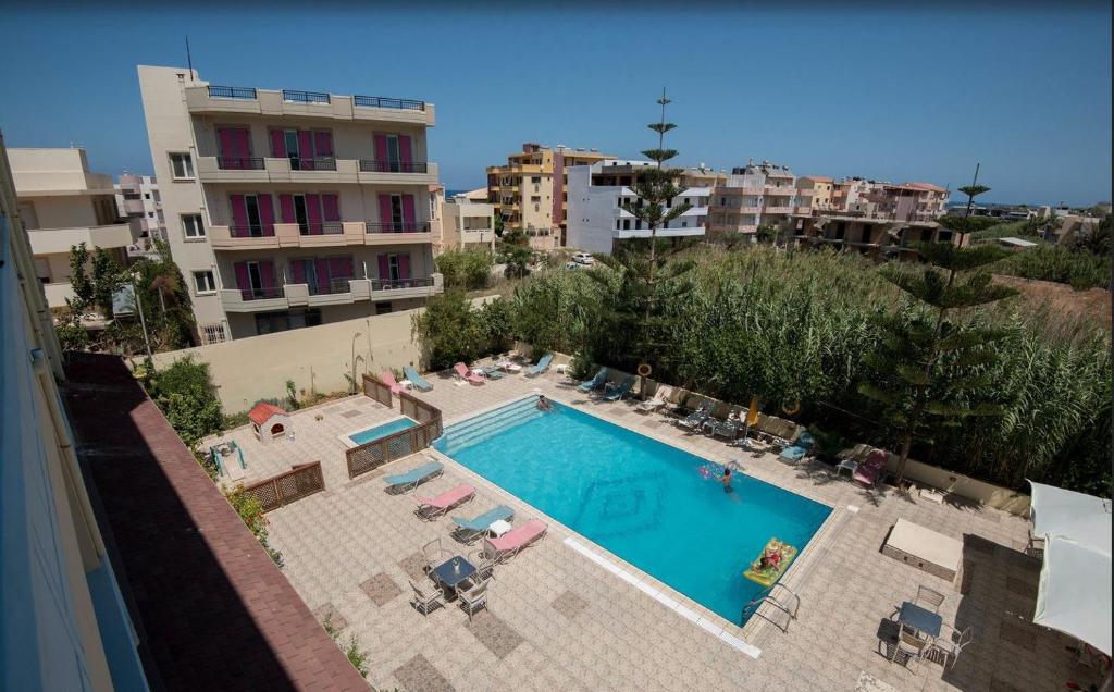 einen Blick über einen Pool in einer Stadt in der Unterkunft Eleni Palace in Ammoudara