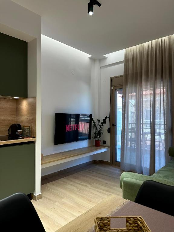 a living room with a tv and a couch at Nido Estivo 2 in Nea Skioni