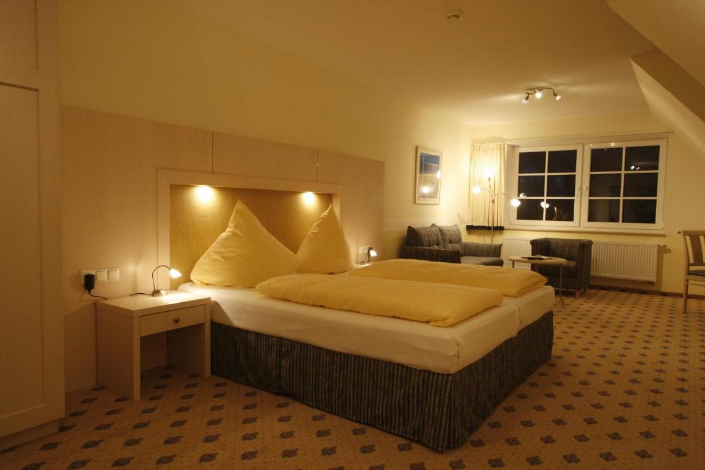 Postel nebo postele na pokoji v ubytování Hotel und Spa Lundenbergsand