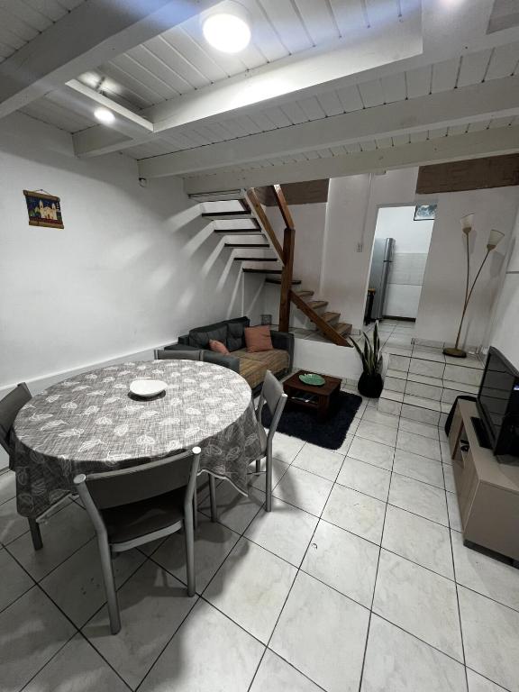 a living room with a table and a couch at Relax en el Centro, Moderno Depto con AC y Estilo in Posadas