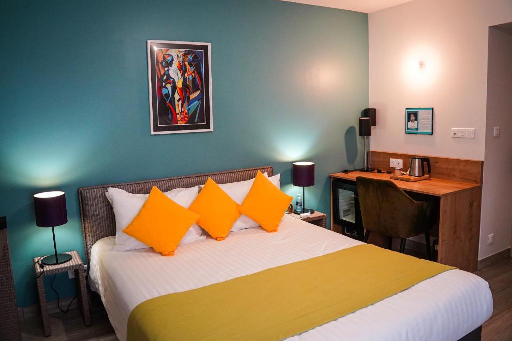Hôtel de la Croix Blanche - King Room With Roll-In Shower - Disability Access