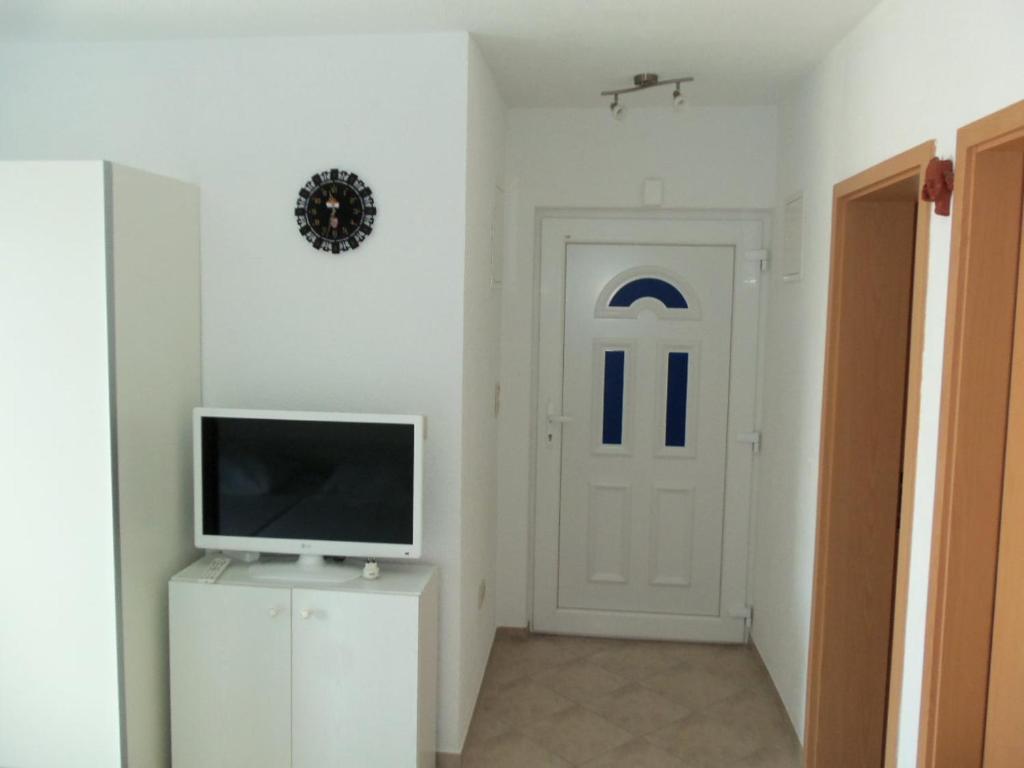 Televízia a/alebo spoločenská miestnosť v ubytovaní Apartment Elena