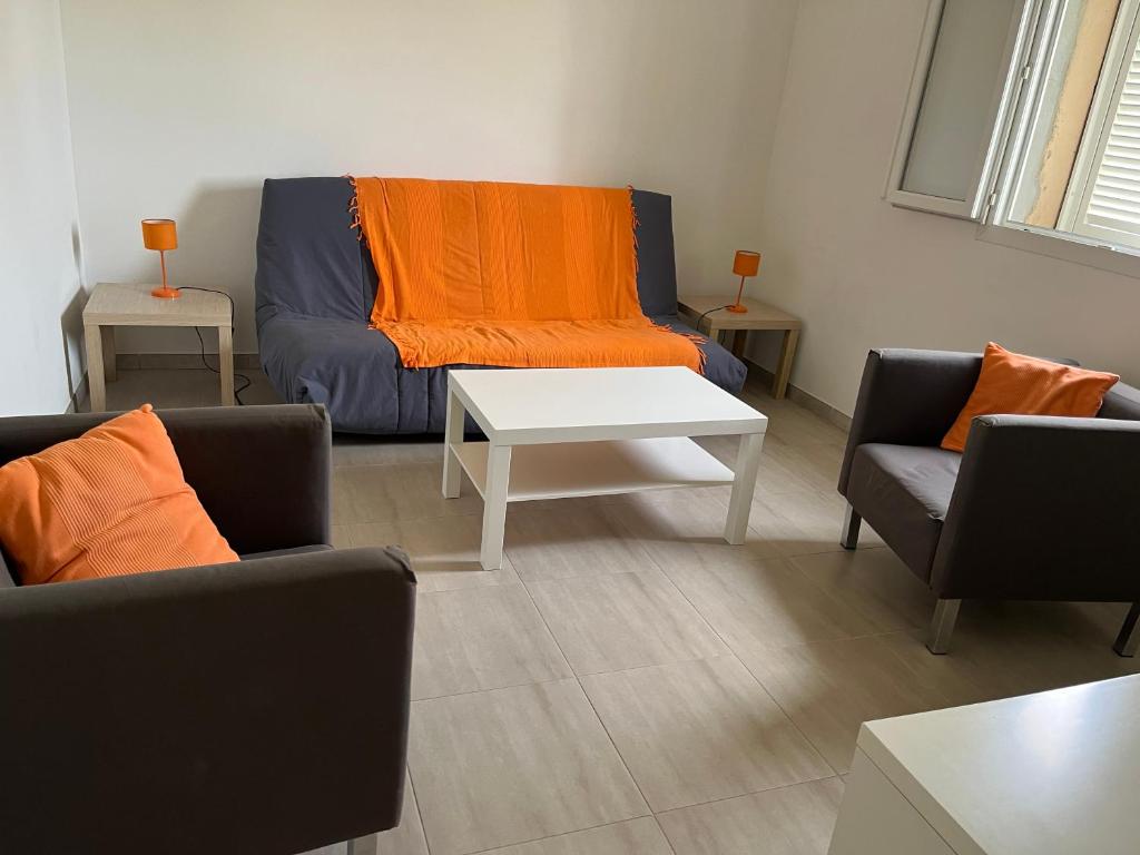 a living room with a couch and two chairs at Loue rez de maison 3mn de la plage in Canly