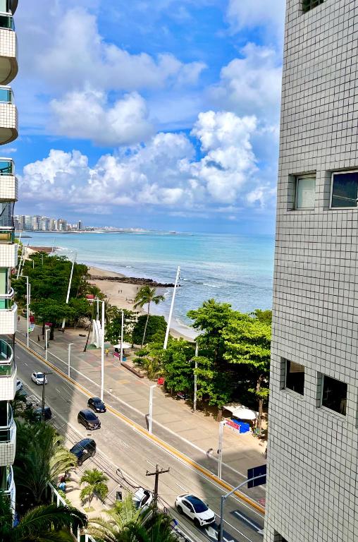 a view of a street and the ocean from a building at Quarto Privativo na AvBeira mar - Apto familiar in Fortaleza