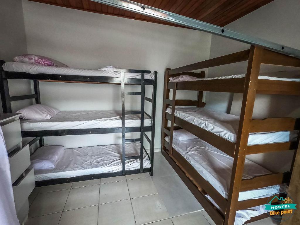 hostel Bike Point Caraguatatuba - 8床宿舍间的床位