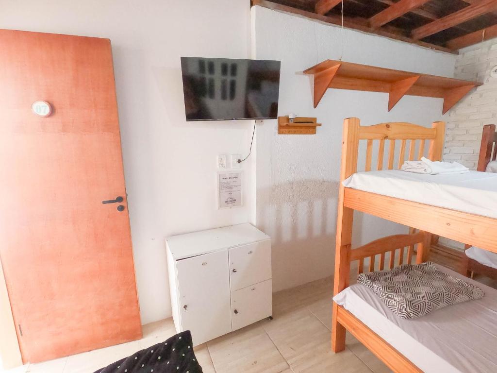 hostel Bike Point Caraguatatuba - 男性宿舍间的床位