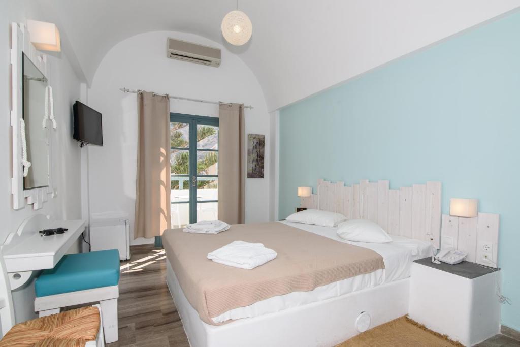 Postel nebo postele na pokoji v ubytování Iris Boutique Hotel