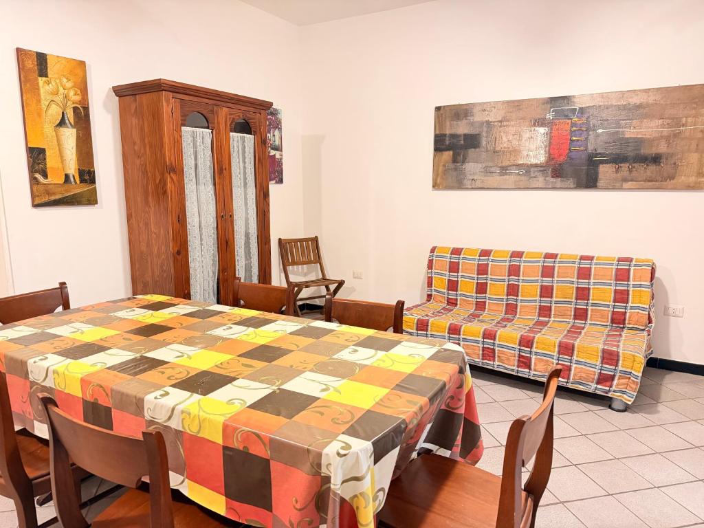 a living room with a table and a couch at La Piccola Dimora Sul Mare in Gallipoli
