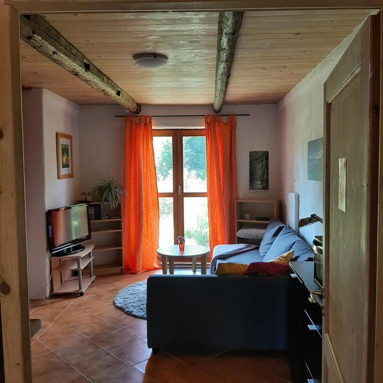 a living room with a blue couch and a window at Ferienwohnung Willkommen in Seesen