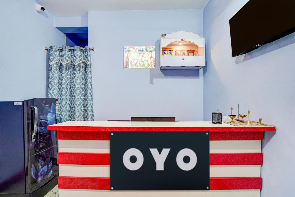 a red and white counter with an ovo sign on it at Hotel O Sri Ram Guest House in Kendrāparha