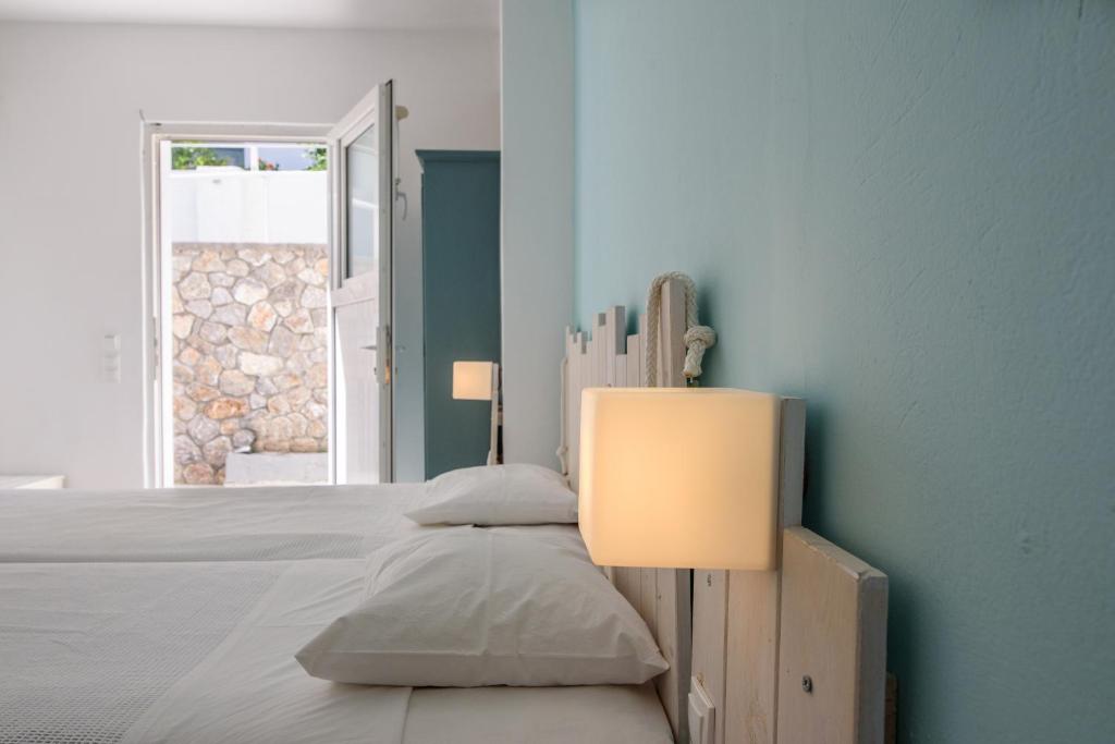 Postel nebo postele na pokoji v ubytování Iris Boutique Hotel