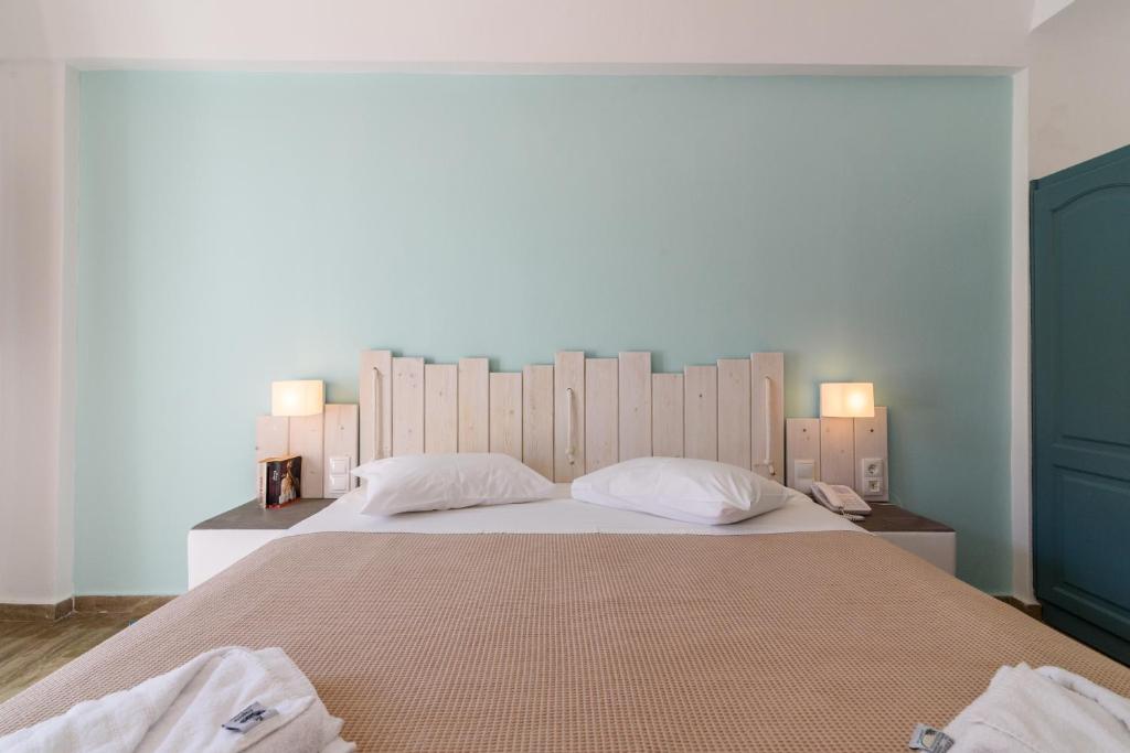 Postel nebo postele na pokoji v ubytování Iris Boutique Hotel
