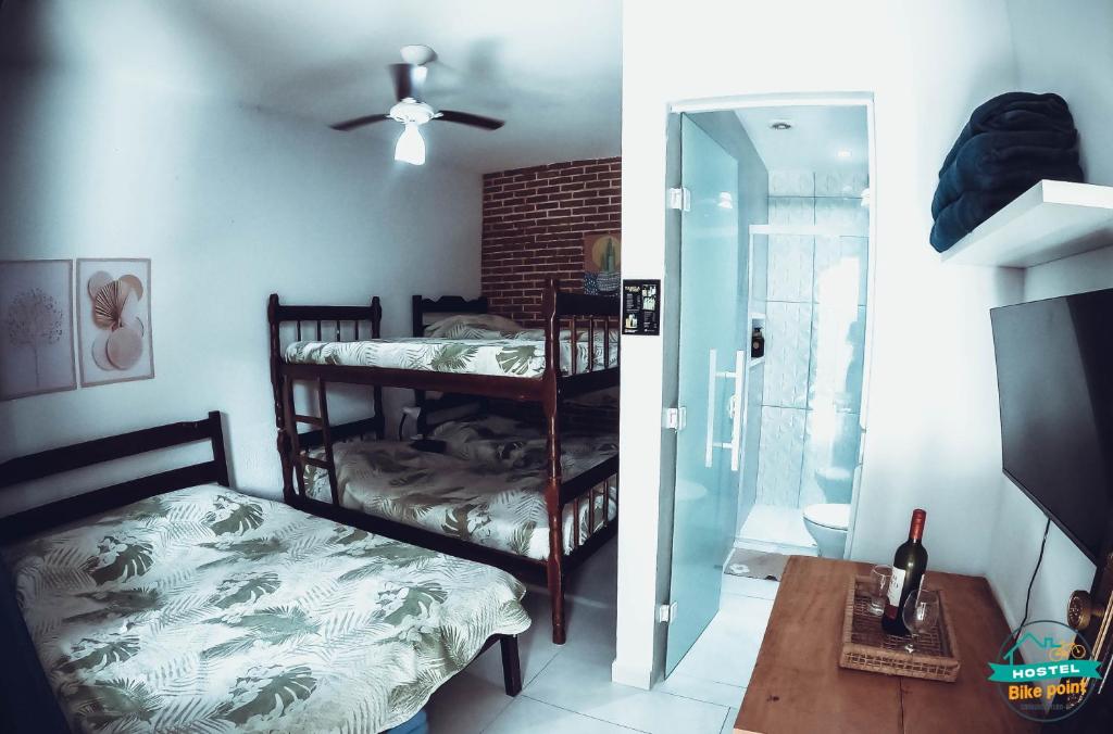 hostel Bike Point Caraguatatuba - 女性宿舍间的双层床