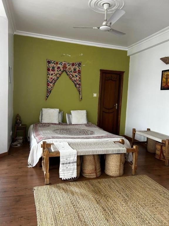 a bedroom with a bed in a green wall at Samadhi House in Burhānilkantha