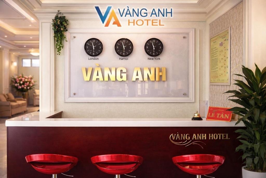 a hotel lobby with three clocks on the wall at Khách sạn Vàng Anh in Kiên Giáp Ha