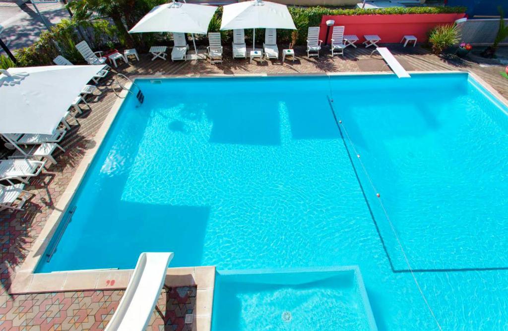 an overhead view of a large blue swimming pool at Nautilus Hotel in Bellaria-Igea Marina