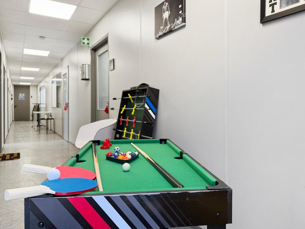 a room with a pool table in a office at AlbRooms Nürtingen Monteur & Business Privatzimmer in Nürtingen