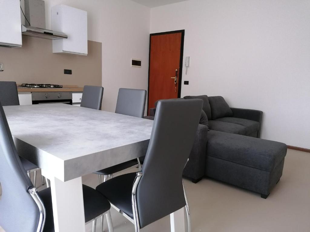 a living room with a table and a couch at Casa Marta - tra vigne e motori in Castelvetro di Modena