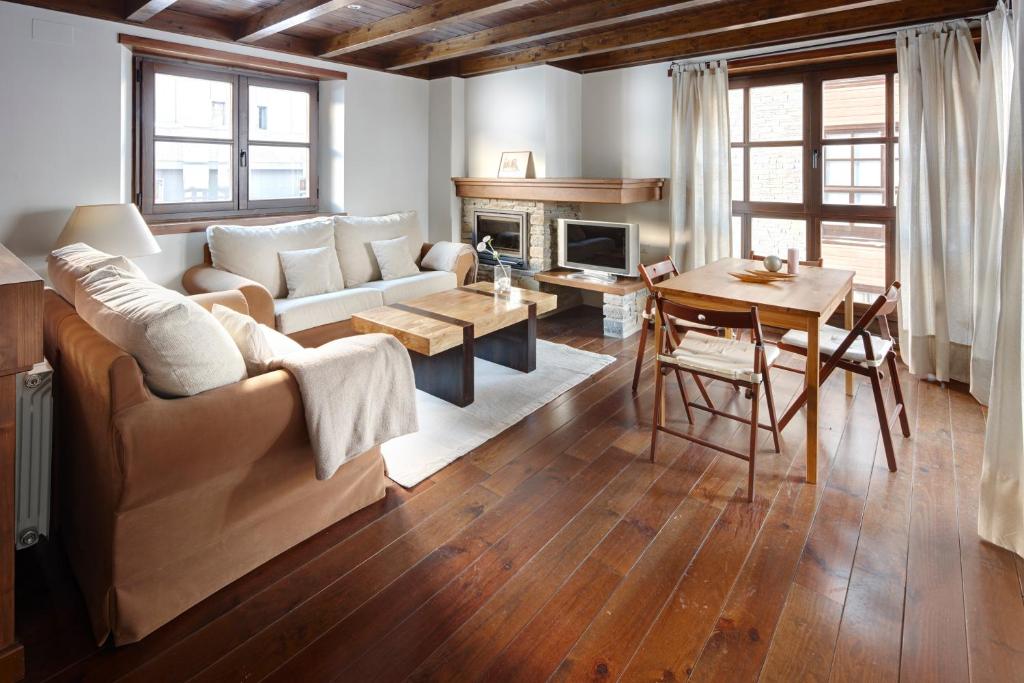 バケイラ・ベレットにあるVal de Ruda 12 by FeelFree Rentalsのソファとテーブルのあるリビングルーム