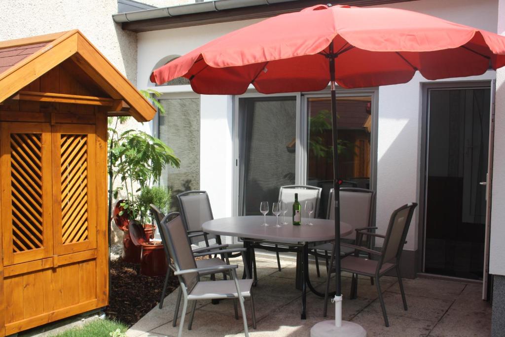 Patio alebo iná vonkajšia časť ubytovania Zur Weinlaube