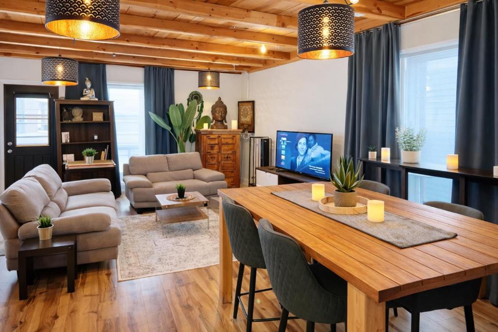 a living room with a wooden table and chairs at Le Cube in Drummondville