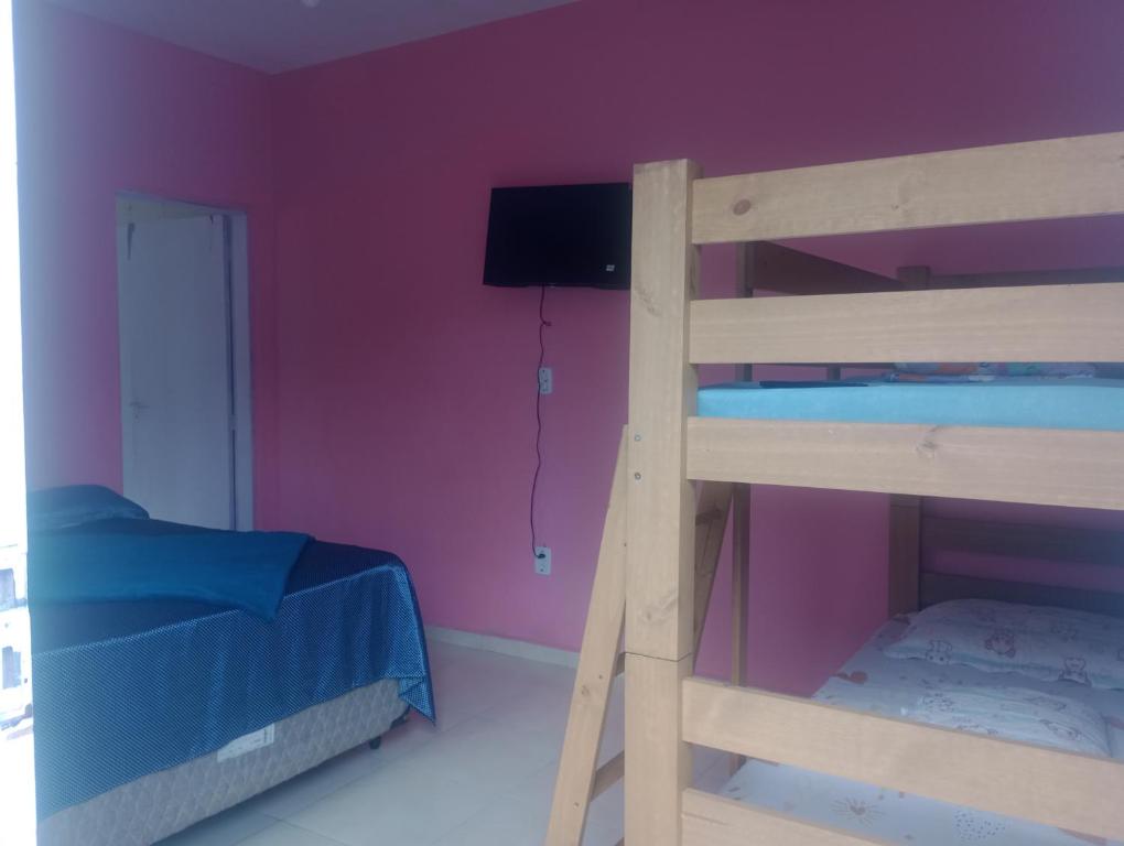 a bedroom with a bunk bed and a bunk bedouble at Recanto do MIMI in Bertioga