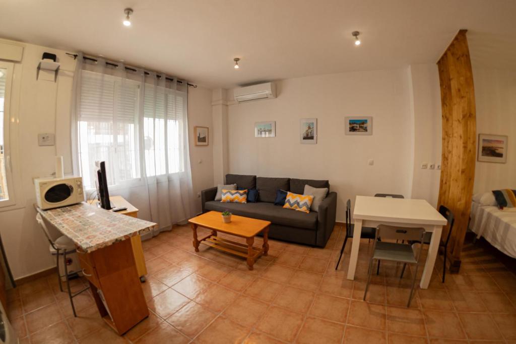 a living room with a couch and a table at Luz del Guadiana in Ayamonte