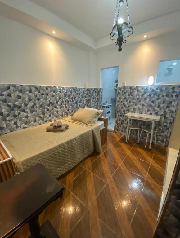 a bedroom with a bed and a table in it at Microcasas in Nova Friburgo